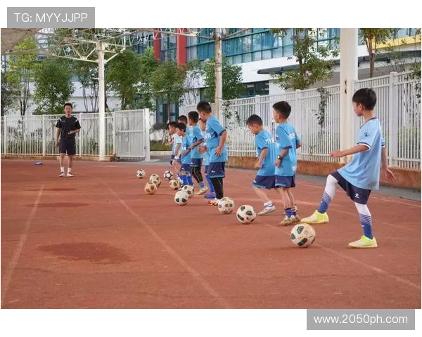 足球明星与粉丝亲密互动活动盛大举行共同分享足球梦想与激情 足球明星与粉丝亲密互动活动盛大举行共同分享足球梦想与激情